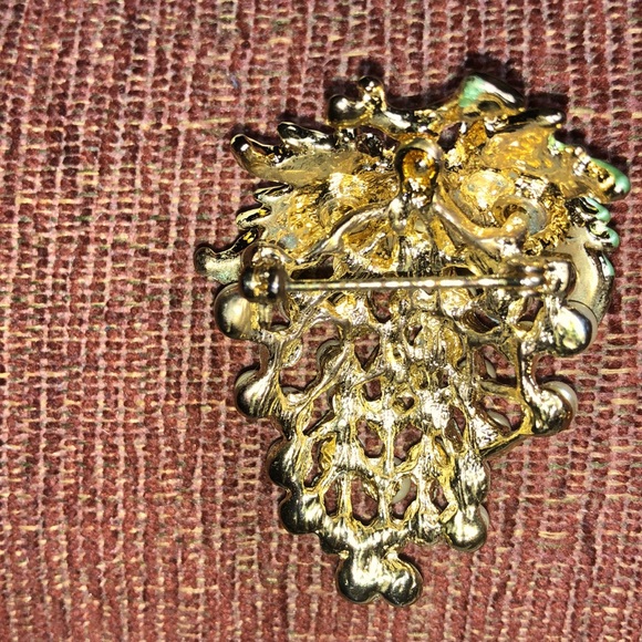 Vintage Enamel and fake pearl grape brooch - Picture 3 of 4